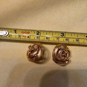 Beautiful Vintage Trifari Gold Clip on Earrings